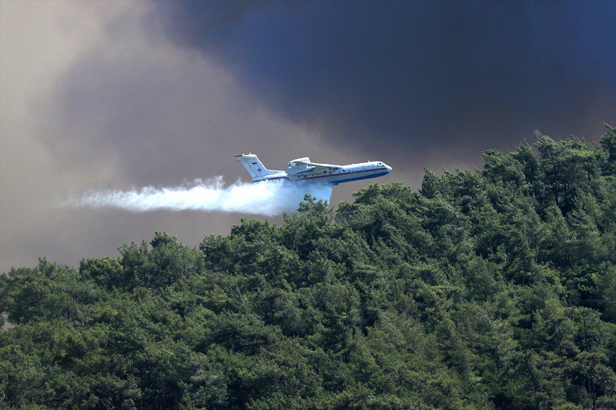 Marmaris'teki yangın kontrol altına alınmaya çalışılıyor