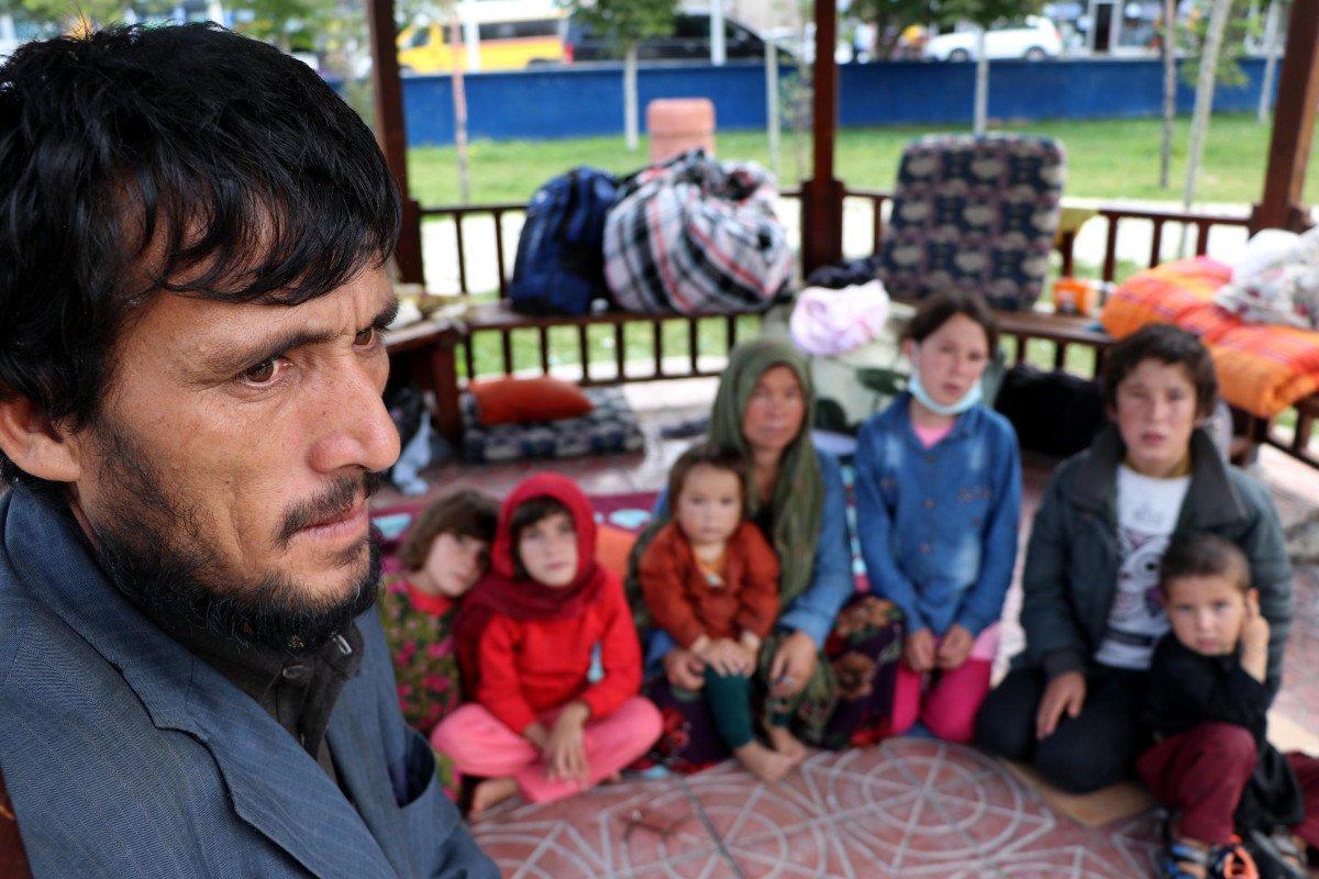 Afgan göçmenler parklarda yatıyor