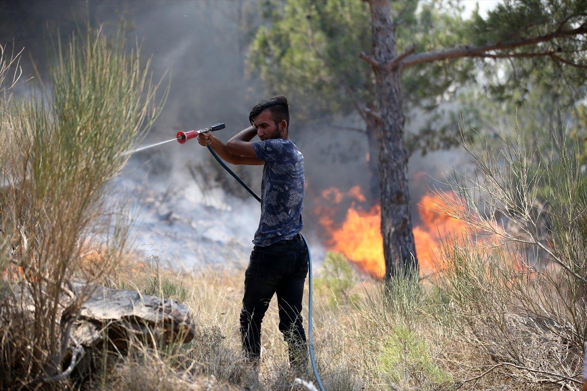 Silifke'de yangına vatandaş müdahale ediyor