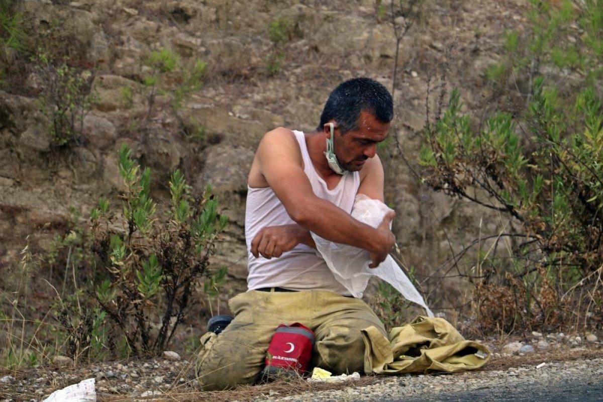 Kahraman personeller, yangını söndürdükten sonra toprakta uyudu