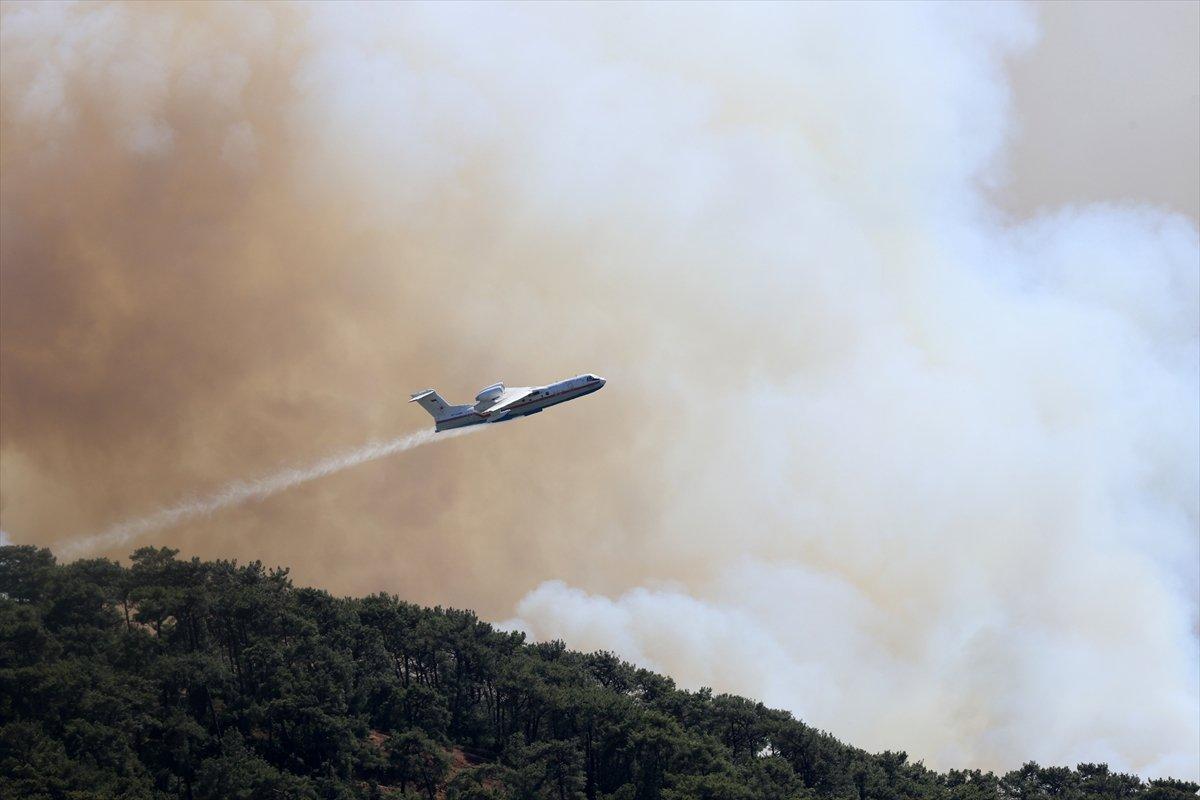 Marmaris'teki yangın kontrol altına alınmaya çalışılıyor