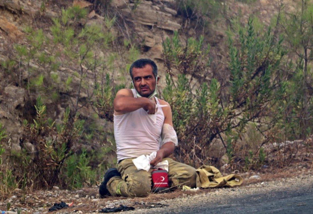 Kahraman personeller, yangını söndürdükten sonra toprakta uyudu