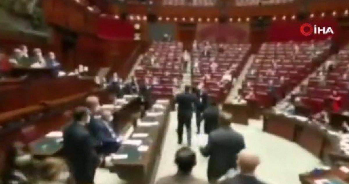 İtalya'da Temsilciler Meclisi'nde 'Yeşil Geçiş' protesto edildi