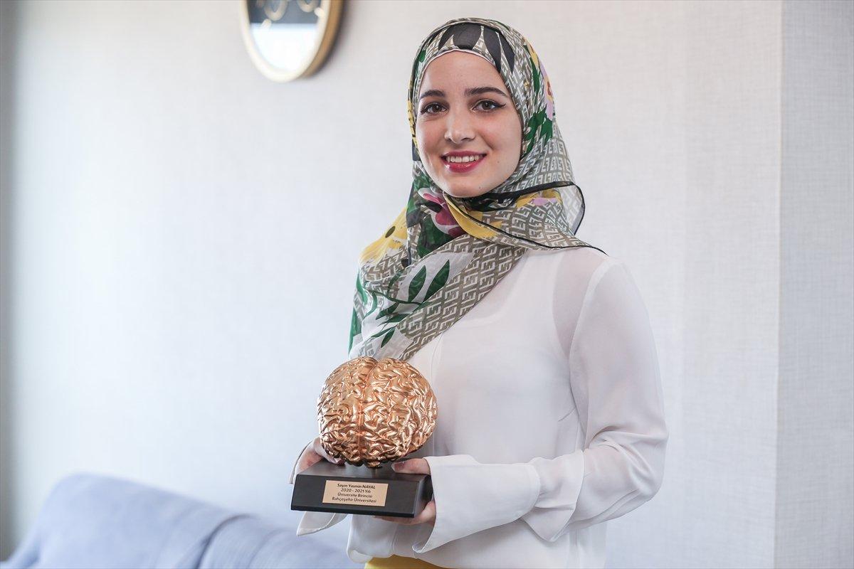 Suriyeli Yasmin Nayal, Türkiye'de üniversiteyi birincilikle bitirdi
