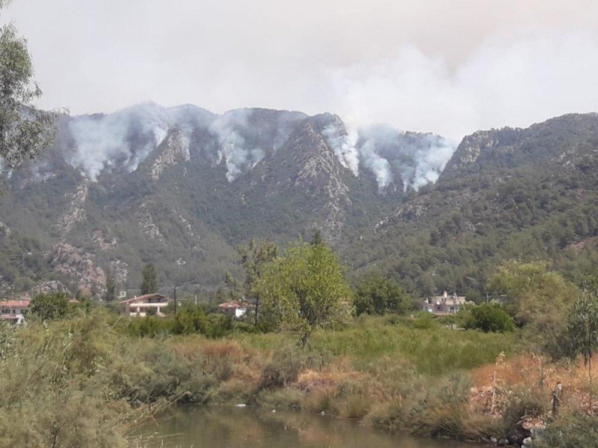 Yangın nedeniyle Marmaris - Datça yolu ulaşıma kapandı