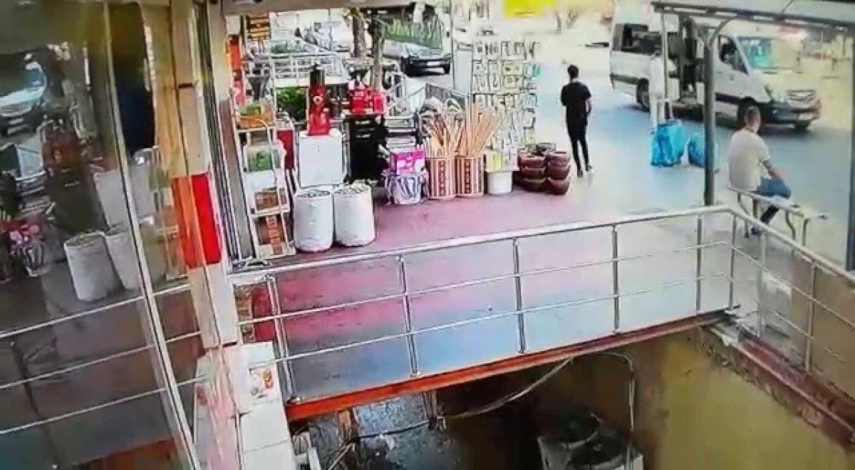 Diyarbakır’da iş yerinin önünde hırsızlık kamerada