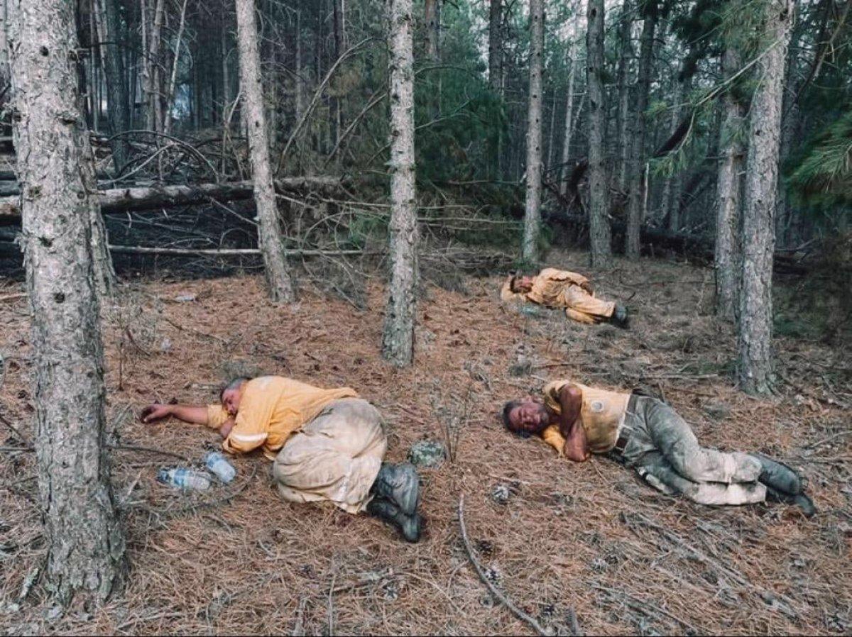 Kahraman personeller, yangını söndürdükten sonra toprakta uyudu