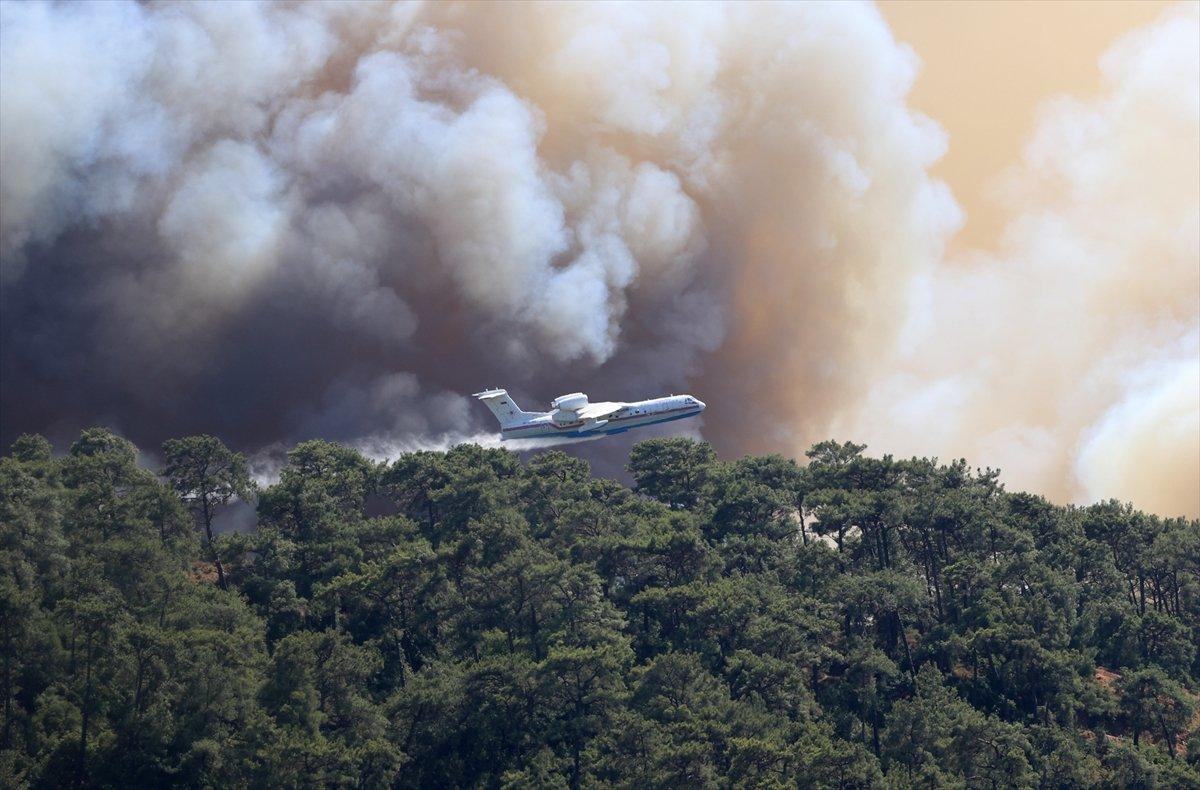 Marmaris'teki yangın kontrol altına alınmaya çalışılıyor