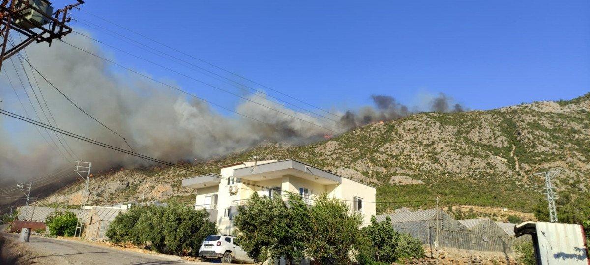 Mersin'deki yangınlara havadan müdahale yeniden başladı