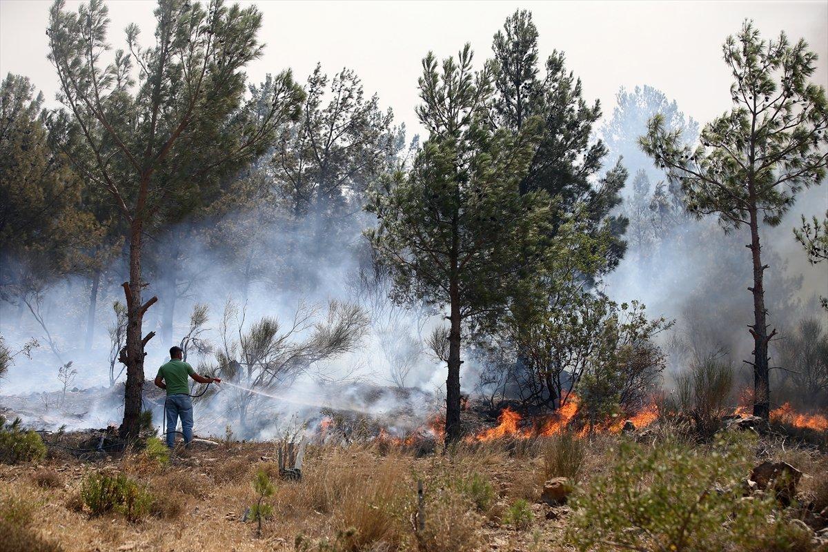 Silifke'de yangına vatandaş müdahale ediyor