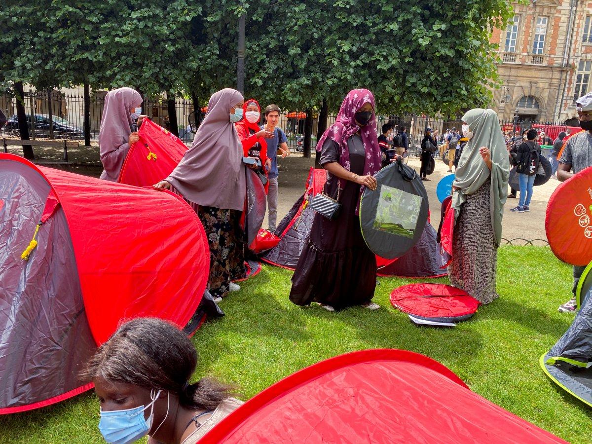 Fransa'da 400 evsiz çadır kurdu