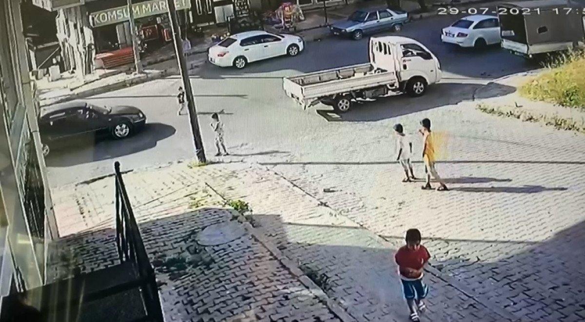 Arnavutköy’de karşıya geçen çocuğa otomobil çarptı