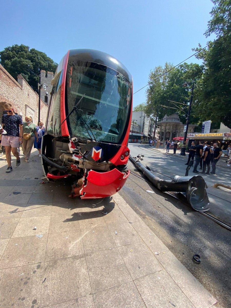 İstanbul'da raydan çıkan tramvay elektrik direğine çarptı