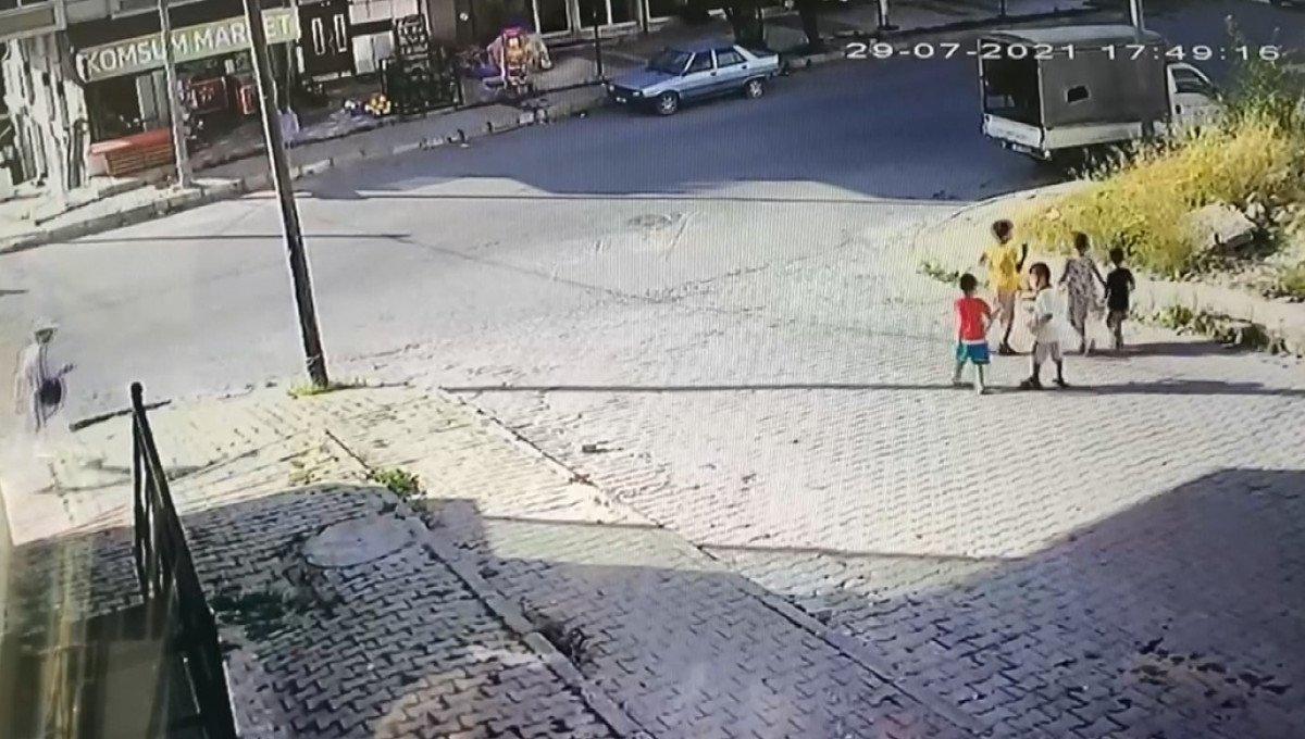 Arnavutköy’de karşıya geçen çocuğa otomobil çarptı
