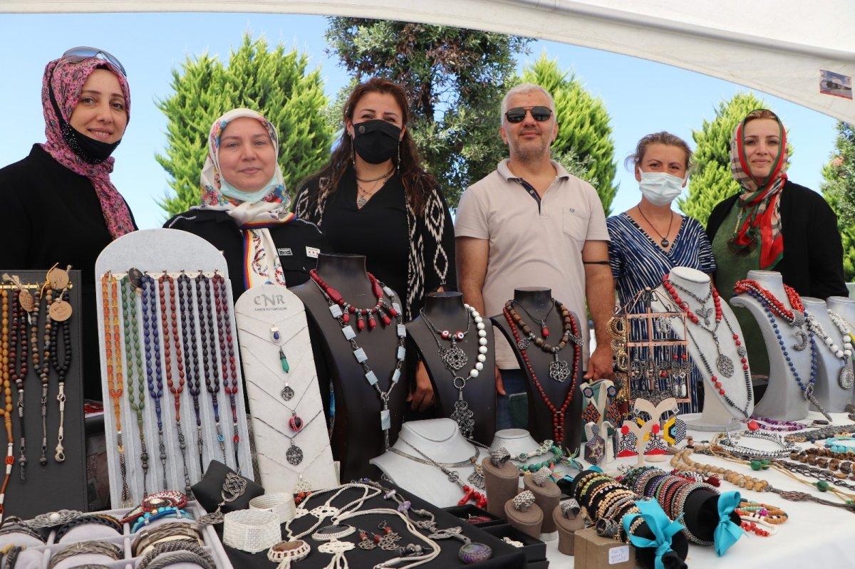 Pandemide ürettiklerini sergide sattılar