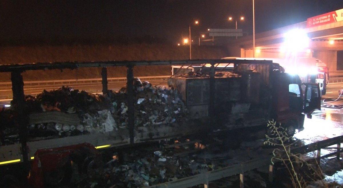 İstanbul'da tır yandı