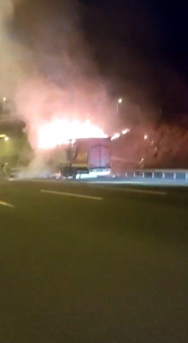 İstanbul'da tır yandı