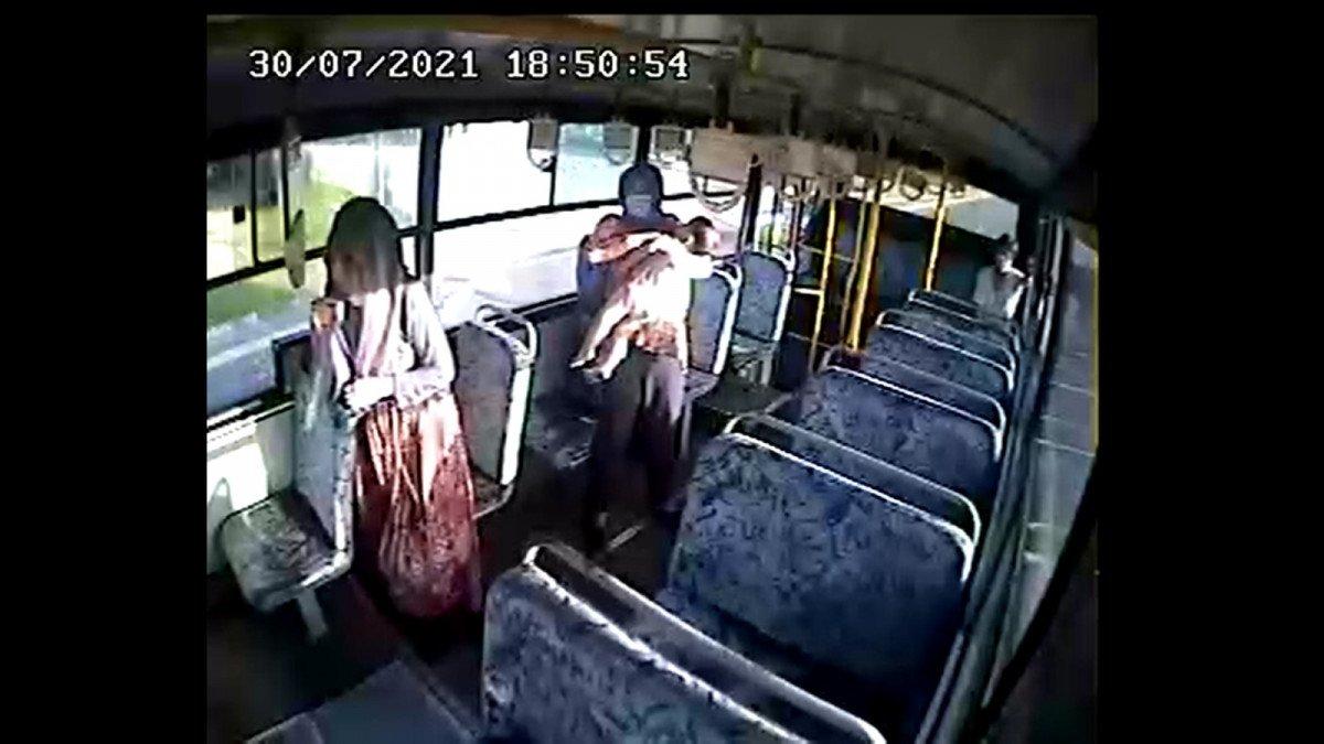 Zonguldak’ta otobüste nöbet geçiren bebek ambulansa yetiştirildi