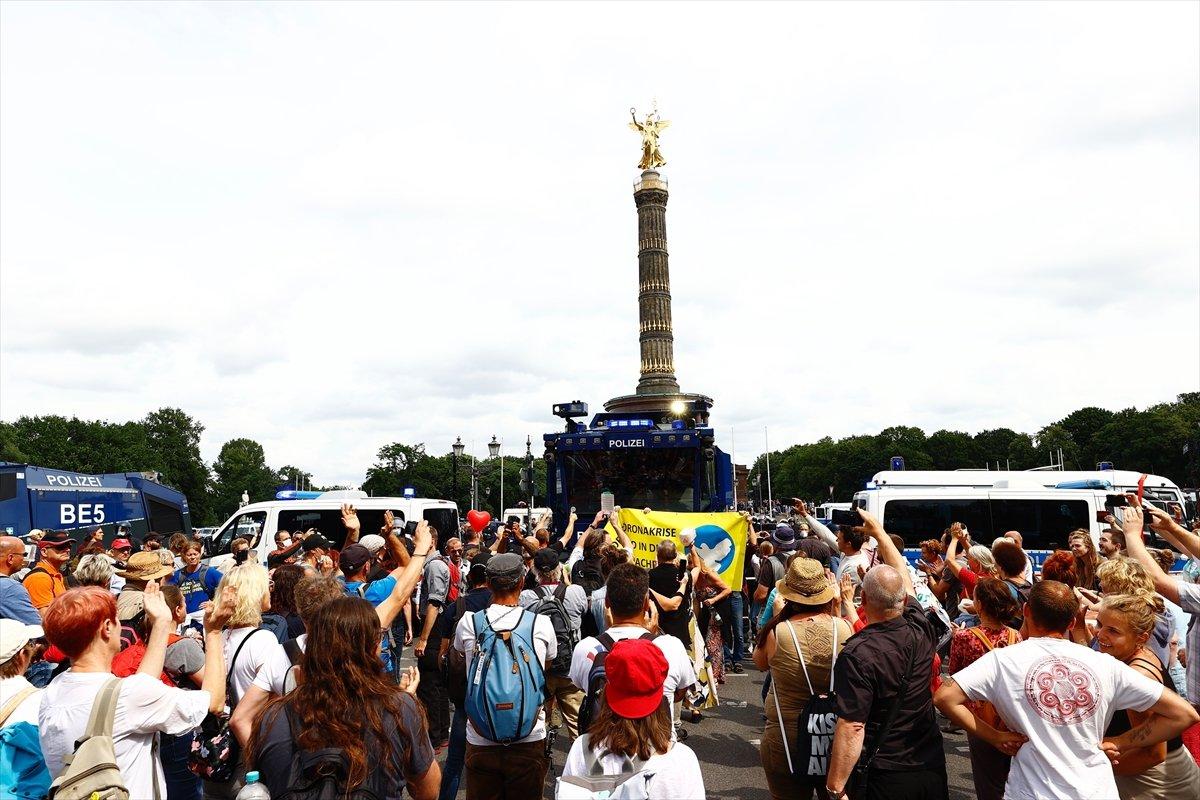 Almanya'da kısıtlama karşıtlarından protesto