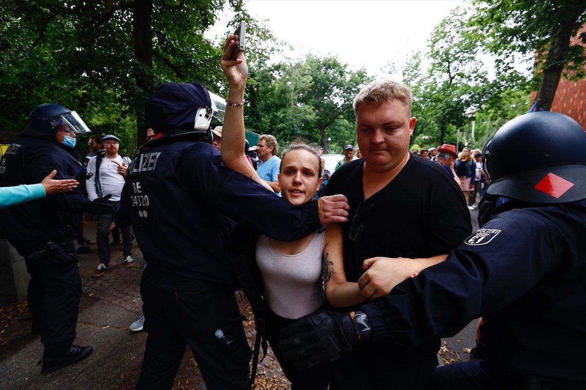 Almanya'da kısıtlama karşıtlarından protesto
