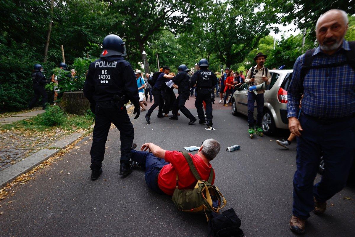 Almanya'da kısıtlama karşıtlarından protesto