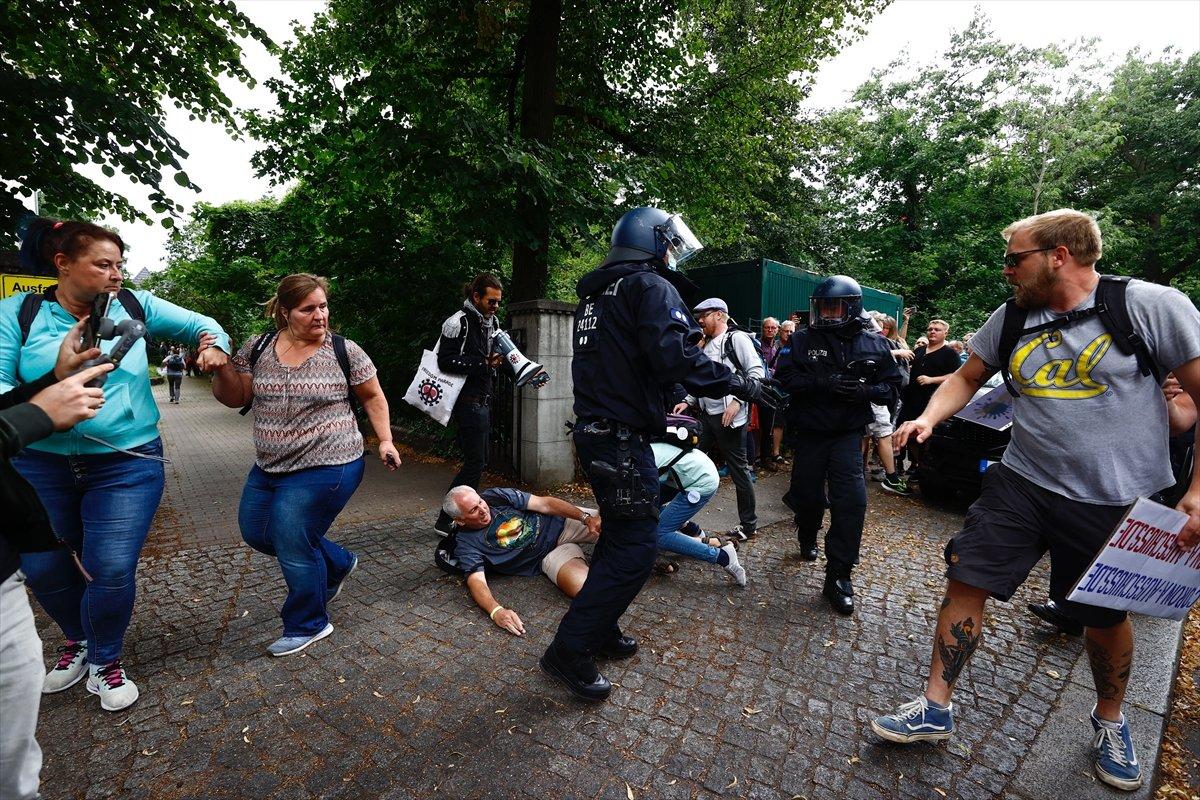 Almanya'da kısıtlama karşıtlarından protesto