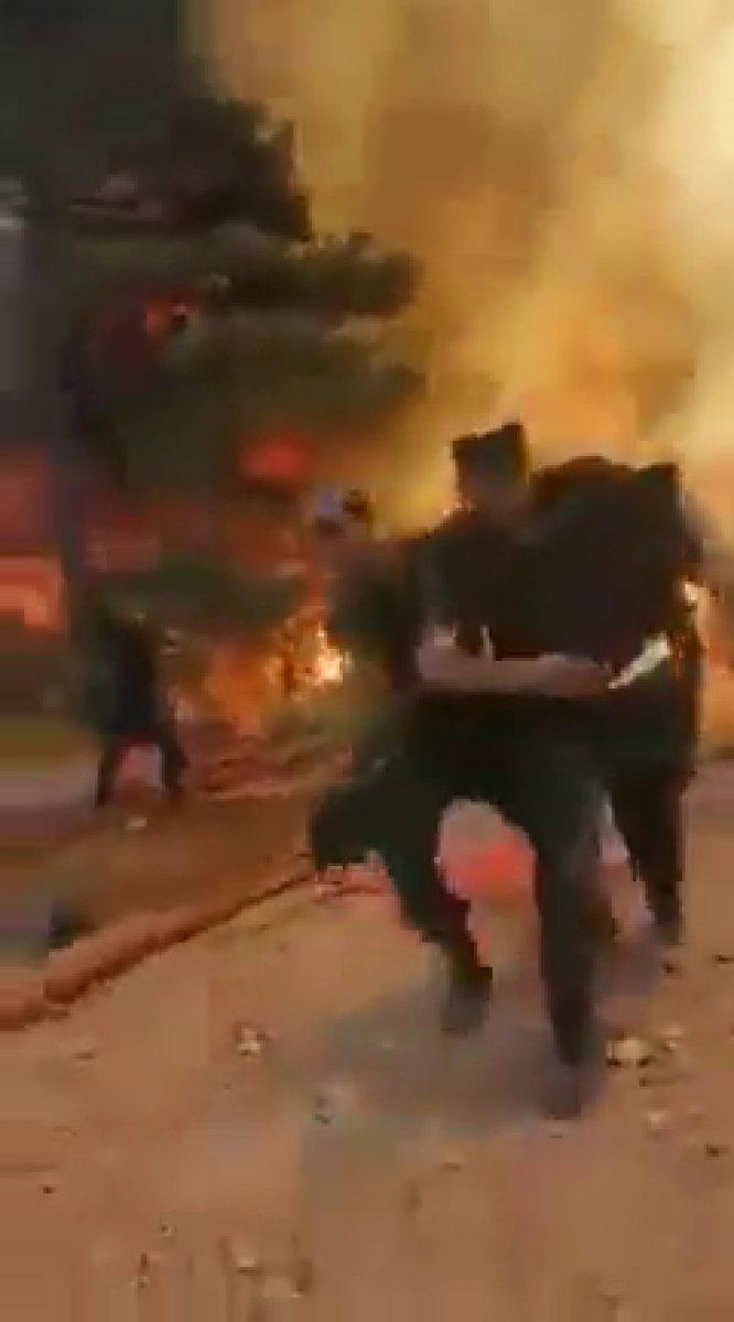 Askerler, Marmaris'teki orman yangınında alevlerin ortasında kaldı