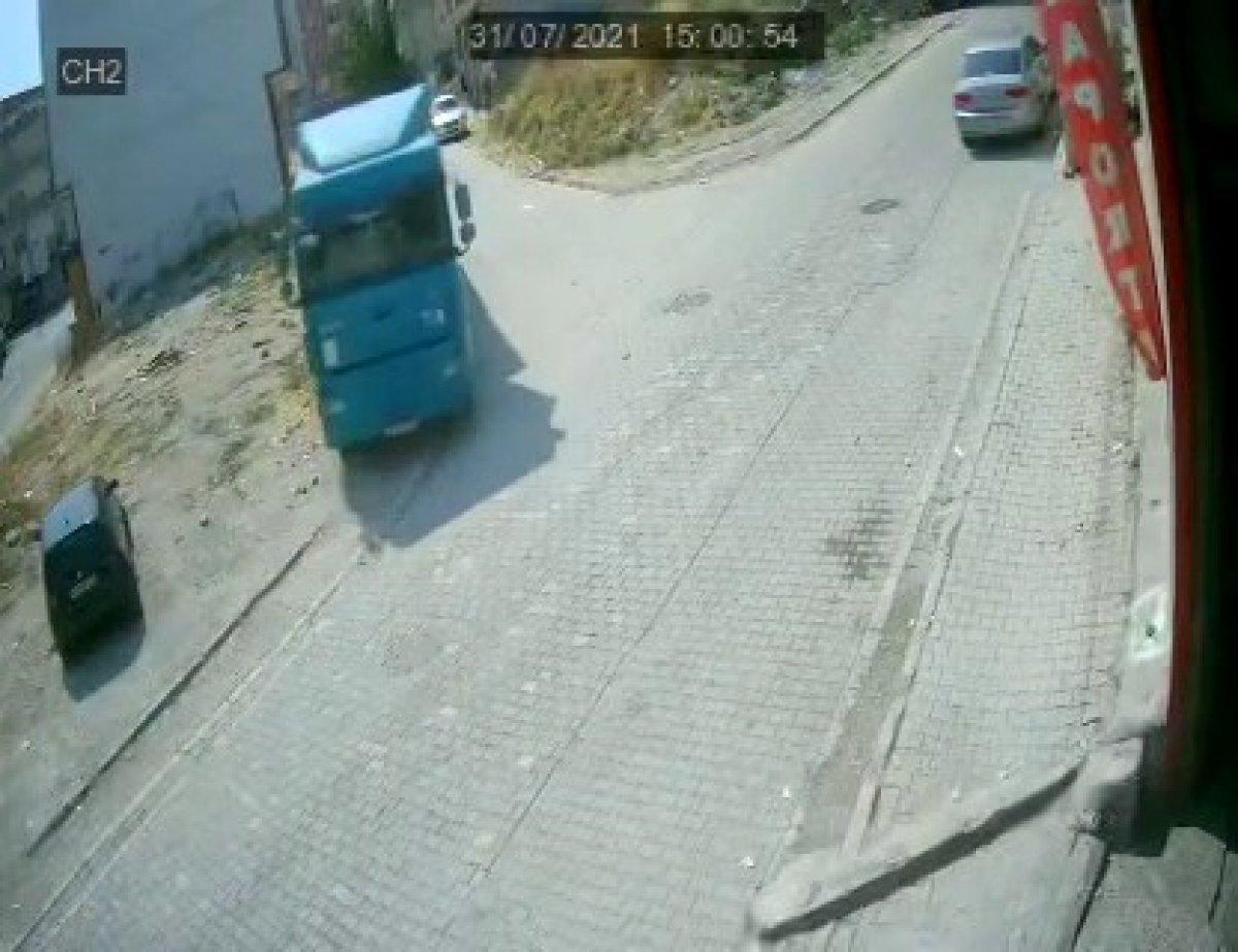 Esenyurt’ta freni boşalan kamyon  iki dükkana çarptı