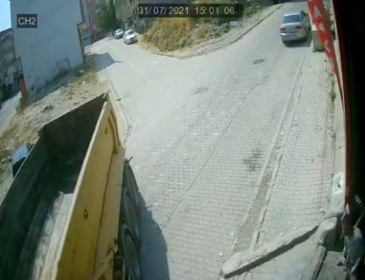 Esenyurt’ta freni boşalan kamyon  iki dükkana çarptı