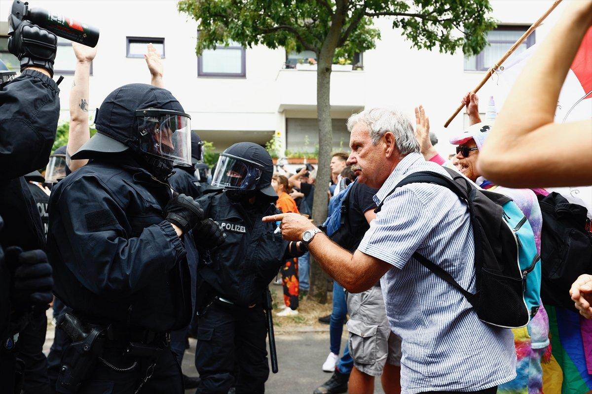 Almanya'da kısıtlama karşıtlarından protesto