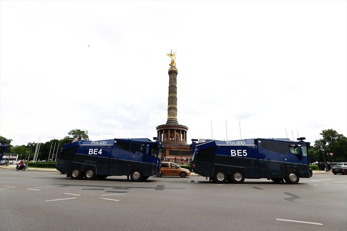 Almanya'da kısıtlama karşıtlarından protesto