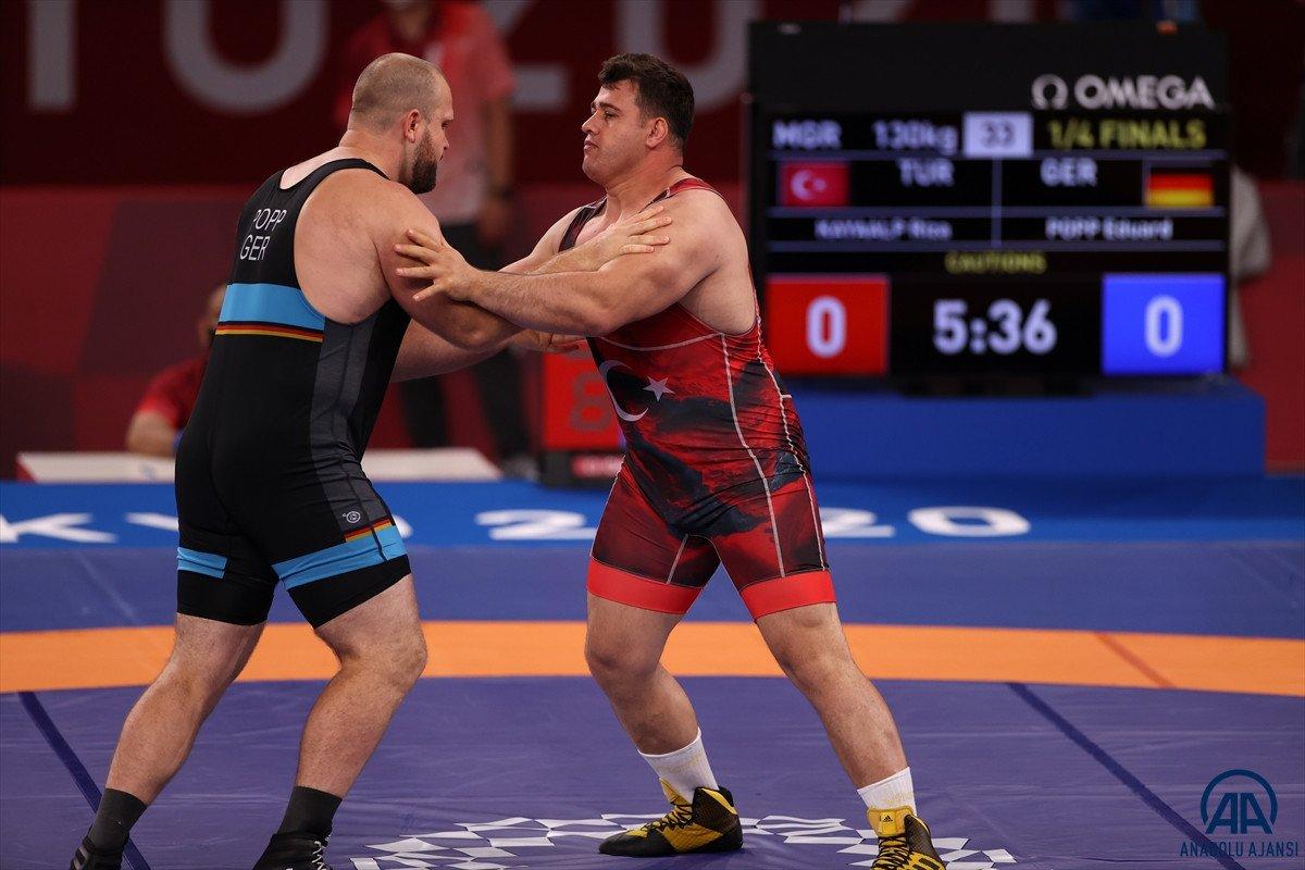 Milli güreşçi Rıza Kayaalp Tokyo'da yarı finalde