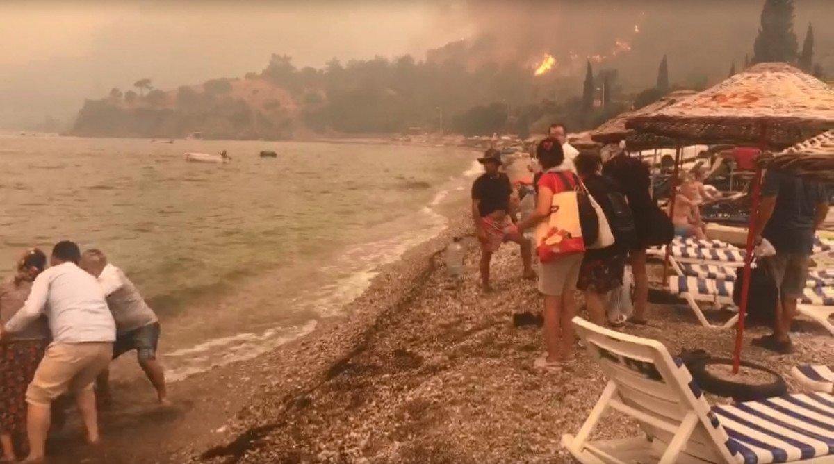 Milas'ta yangın yön değiştirdi, 3 otel tahliye edildi