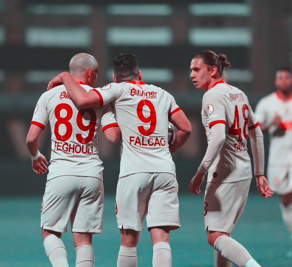 Burak Elmas: Feghouli ve Falcao'dan takım bulmalarını istedim