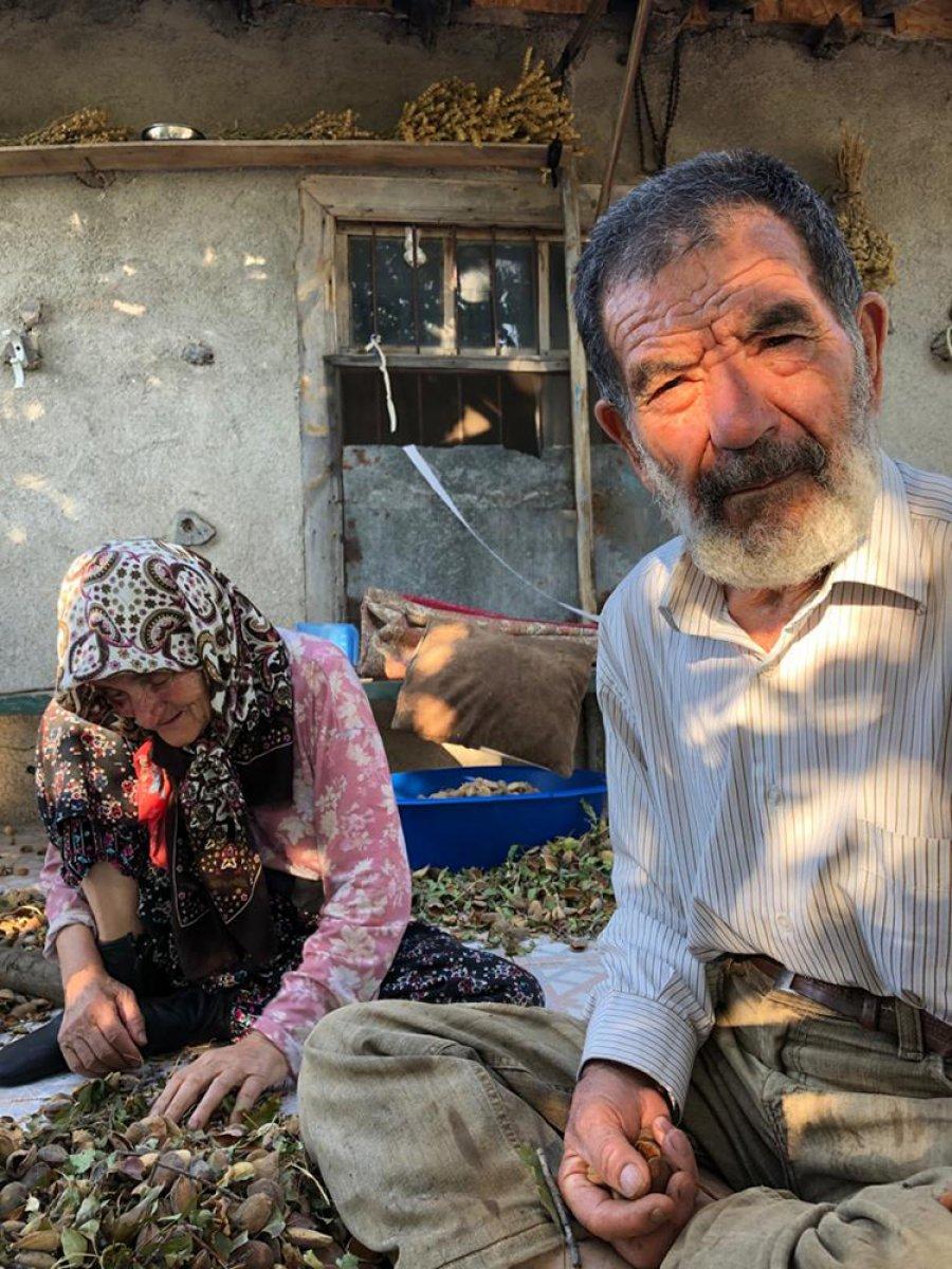 Dedesini yangında kaybeden Reyhan, başkalarına yardım etmeye devam ediyor