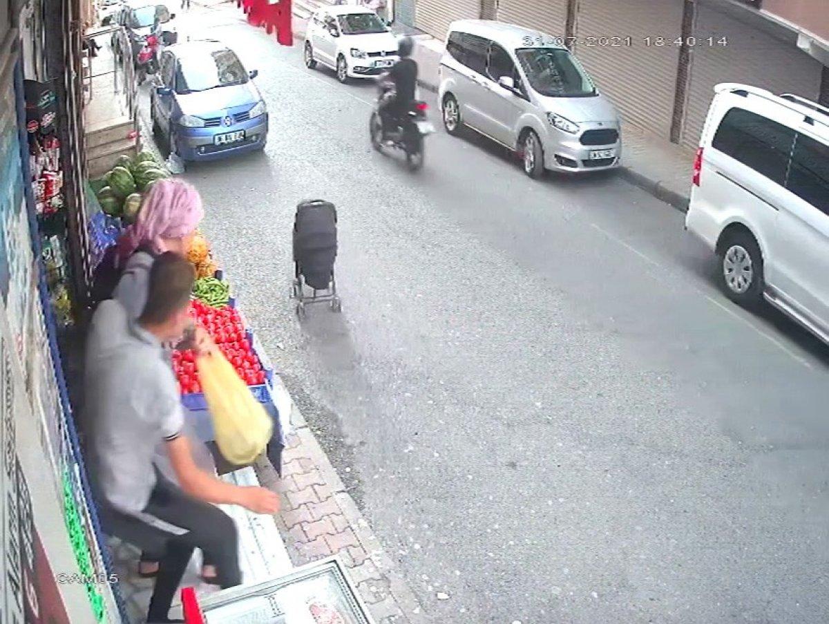 Küçükçekmece’de bebek arabası yokuş aşağı kaydı