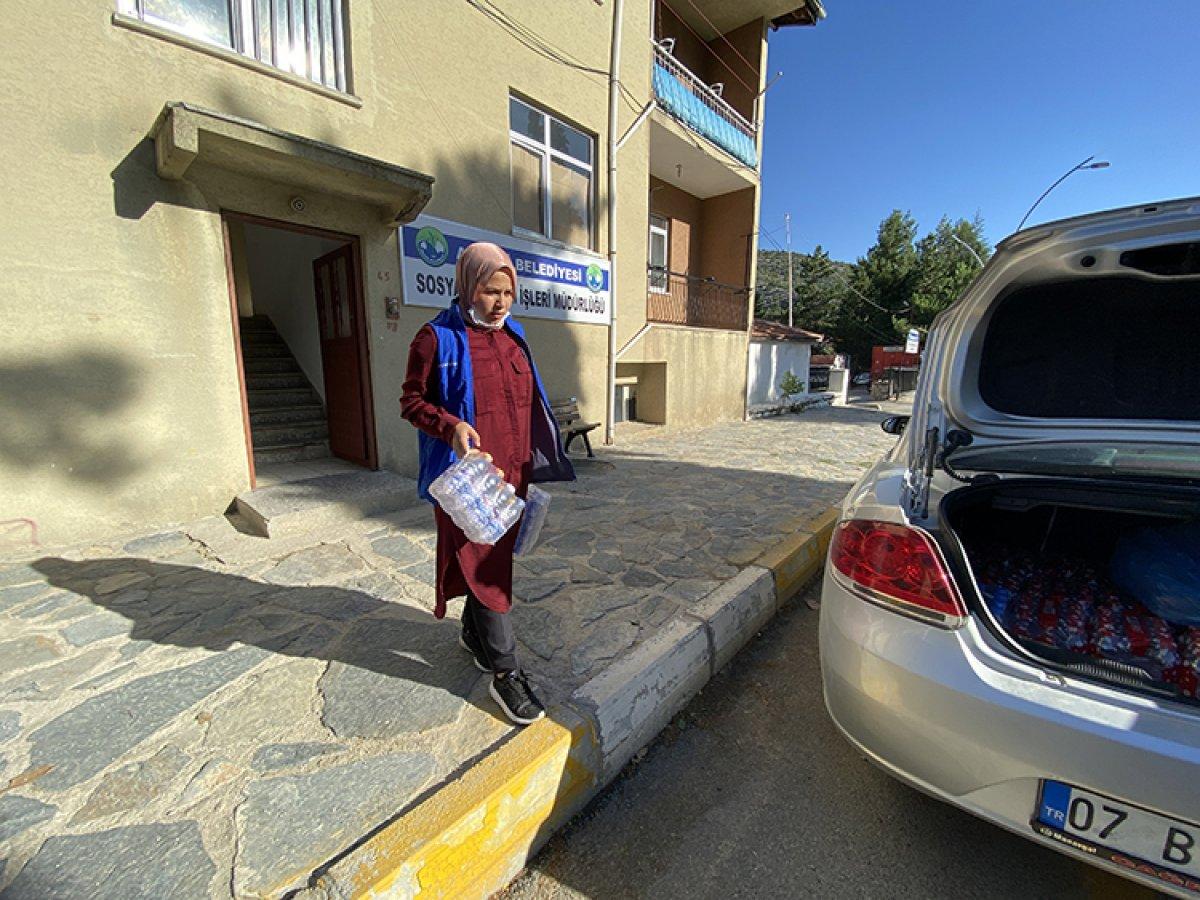 Dedesini yangında kaybeden Reyhan, başkalarına yardım etmeye devam ediyor