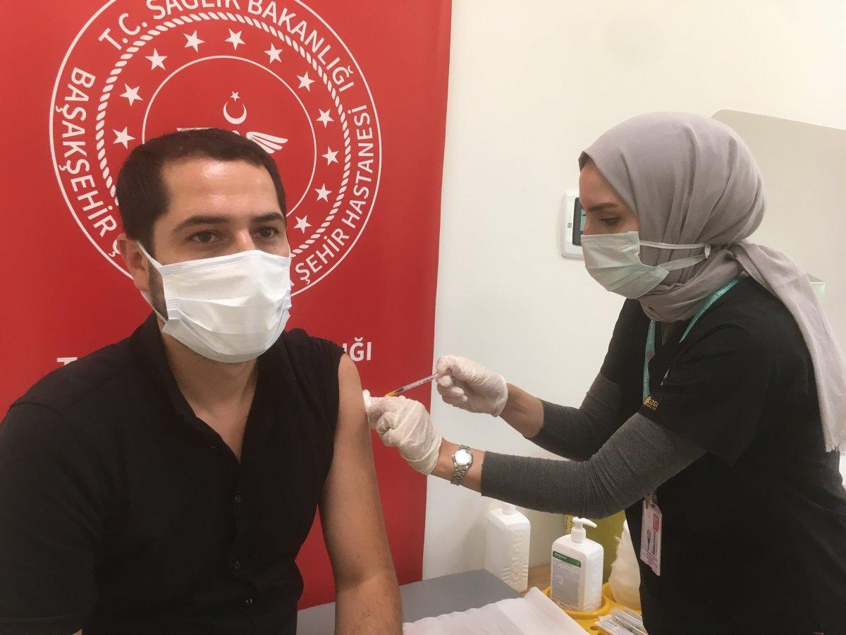 İstanbul'da vatandaş, arkadaşlarını koronavirüs aşısı yaptırmaya götürüyor