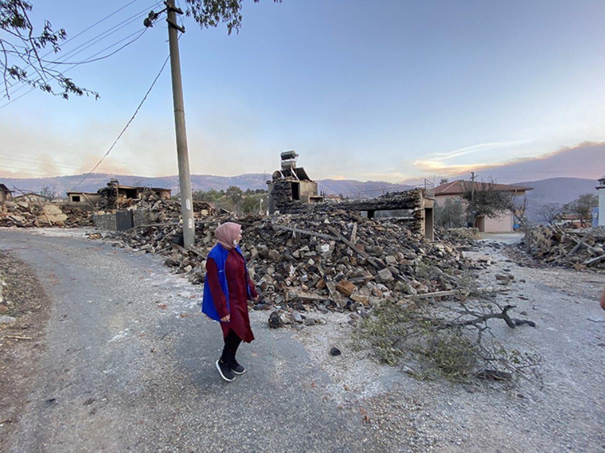 Dedesini yangında kaybeden Reyhan, başkalarına yardım etmeye devam ediyor