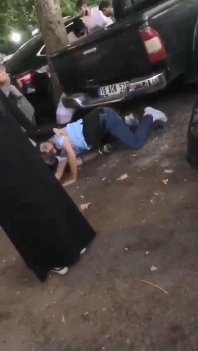 Bursa'da, minibüs yayaların arasına daldı