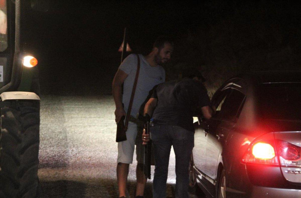 Manavgat'ta silahla nöbet tutanları jandarma uyardı