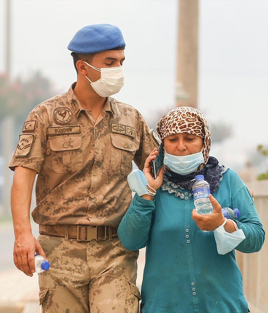 Antalya’da yangın bölgesindeki ekipler, vatandaşlar için seferber oldu