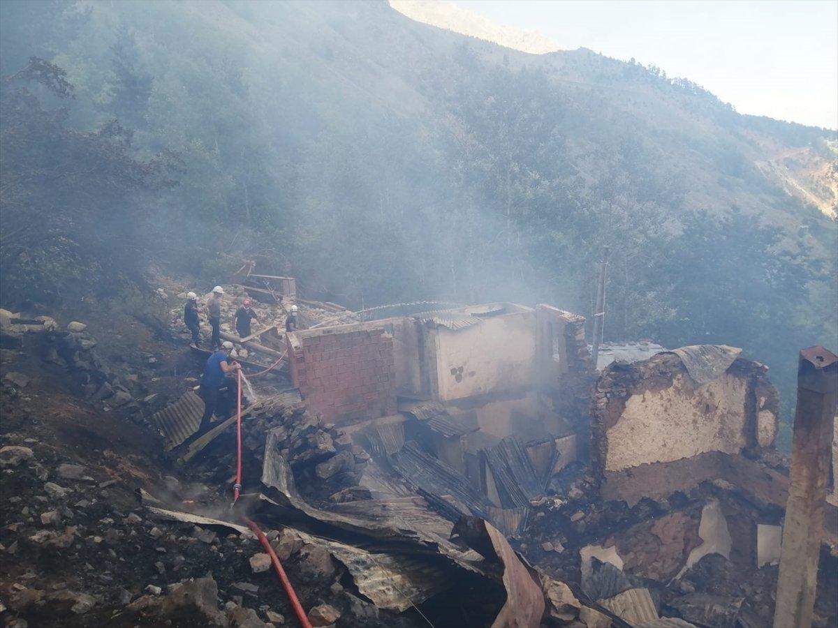 Artvin'in Yusufeli ilçesi Yüncüler köyünde yangın
