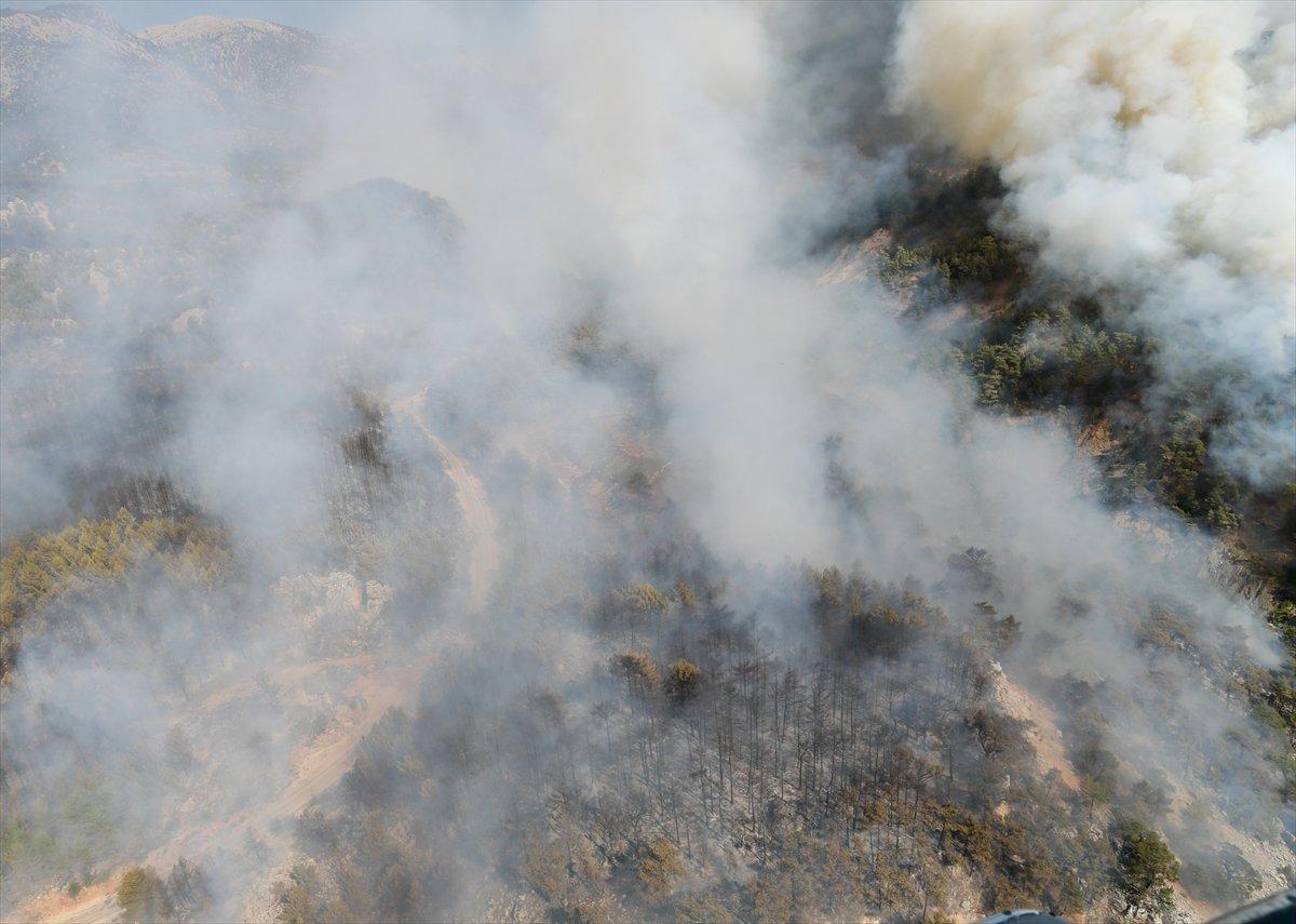 Muğla'daki yangına müdahale, helikopterin içinden görüntülendi