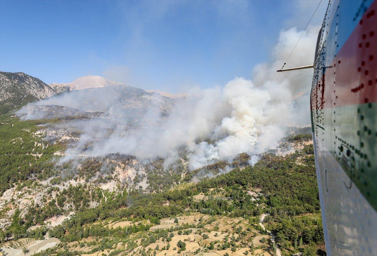 Muğla'daki yangına müdahale, helikopterin içinden görüntülendi