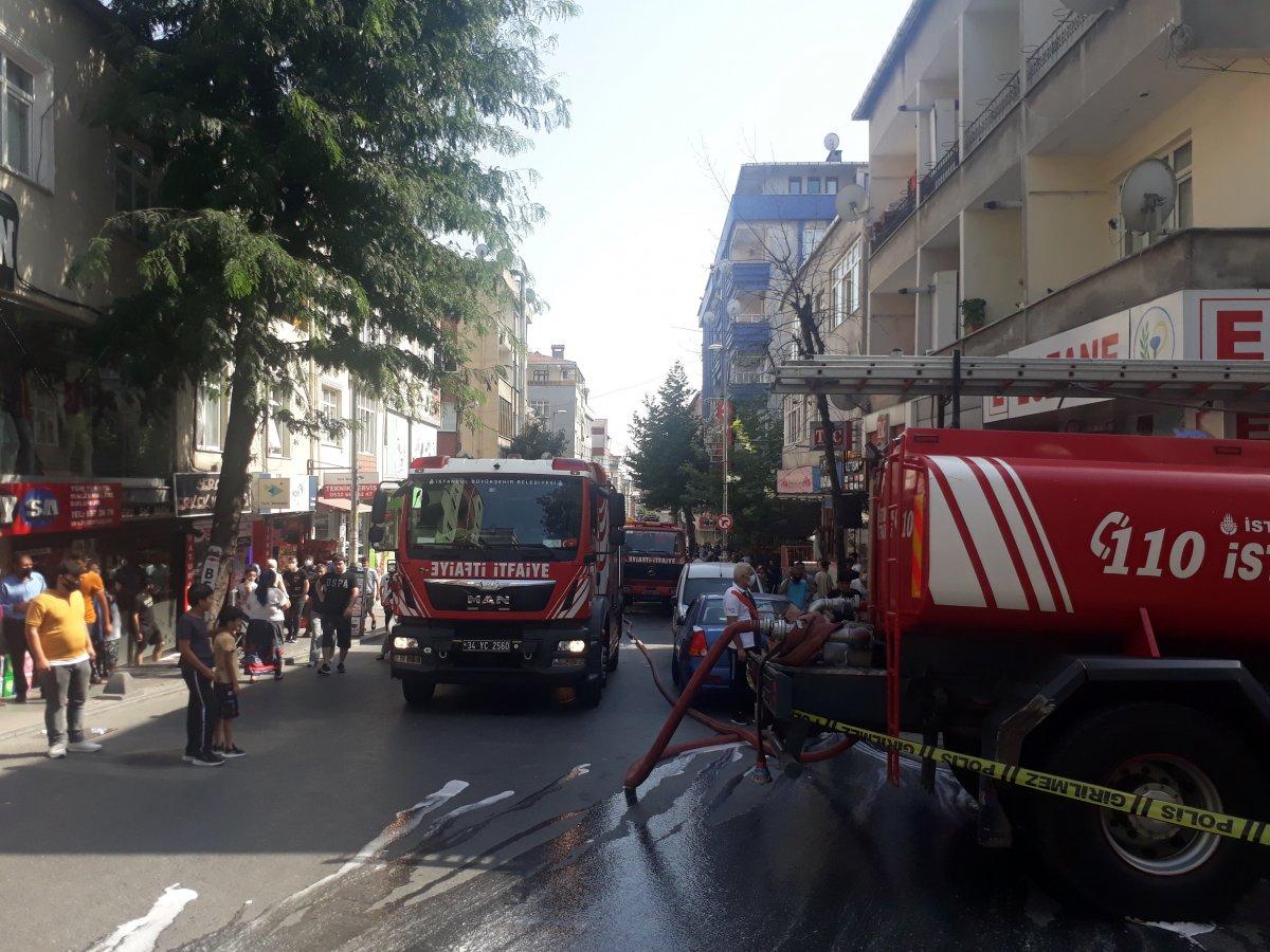 Küçükçekmece'de 5 katlı binada yangın çıktı