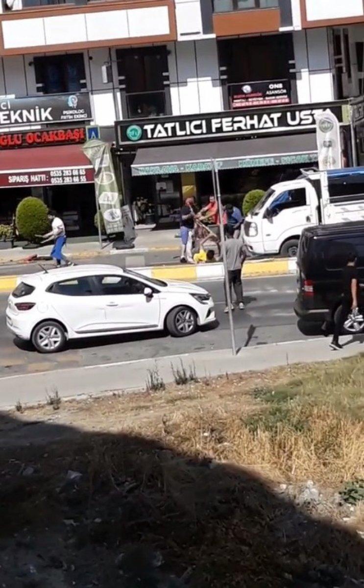 Esenyurt’ta silahlı sopalı park kavgası