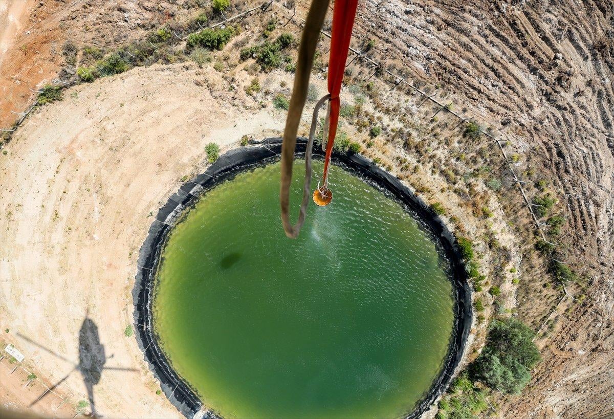 Muğla'daki yangına müdahale, helikopterin içinden görüntülendi