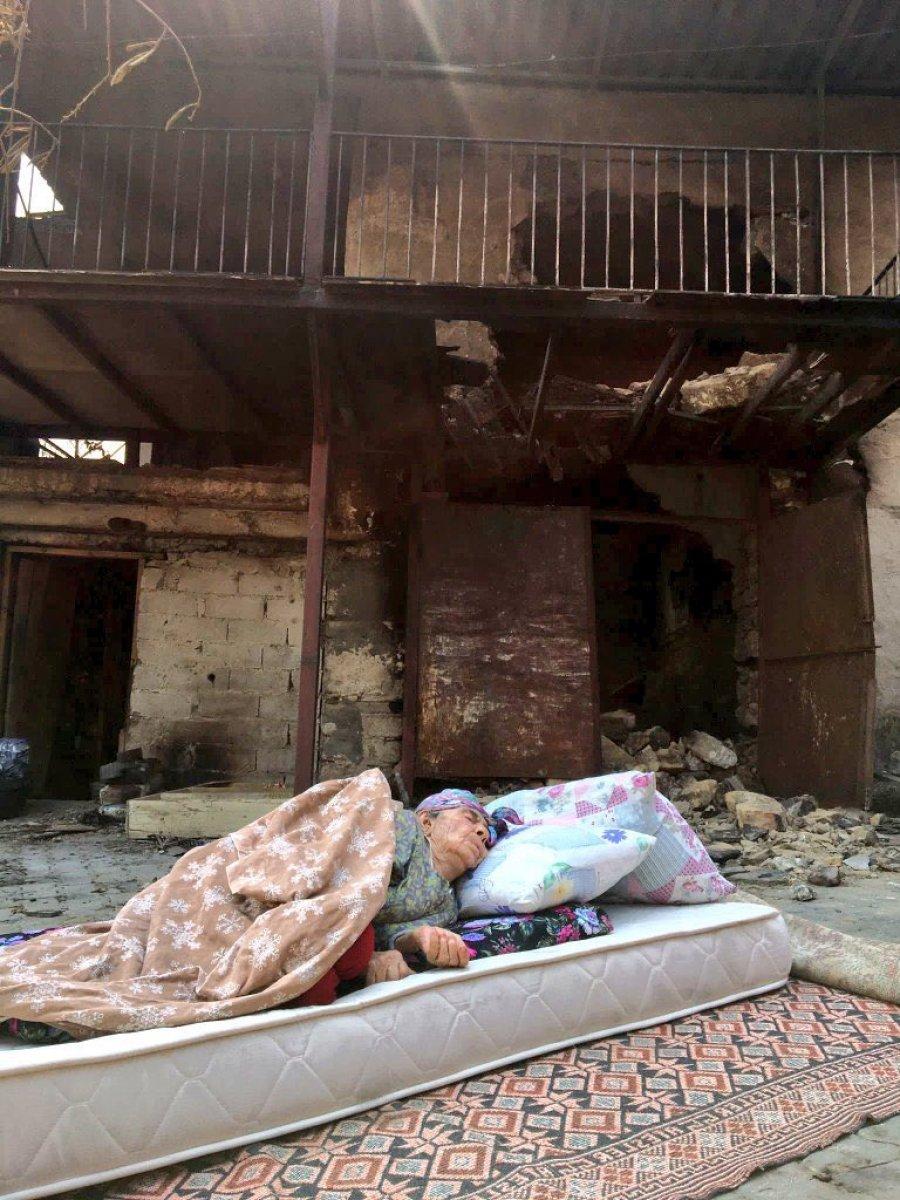 Demet Akalın, evini kaybeden Fatma Teyze'ye ulaştı