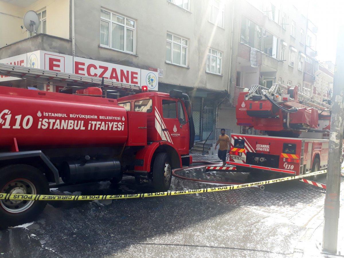 Küçükçekmece'de 5 katlı binada yangın çıktı